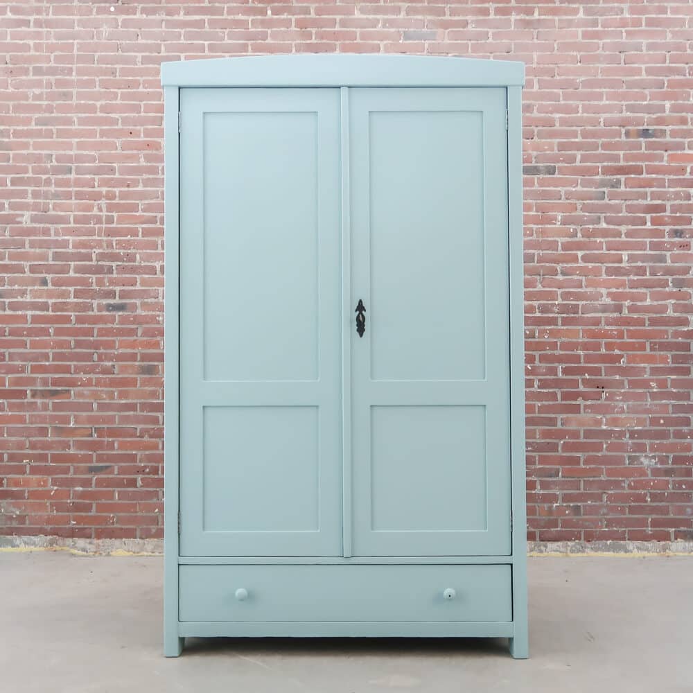 Zacht blauwe linnenkast