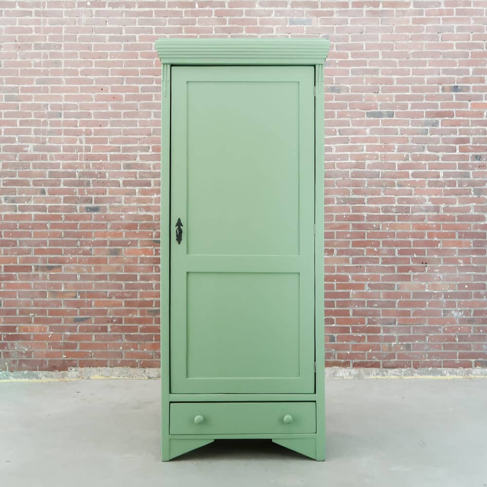 Groene eendeurs linnenkast
