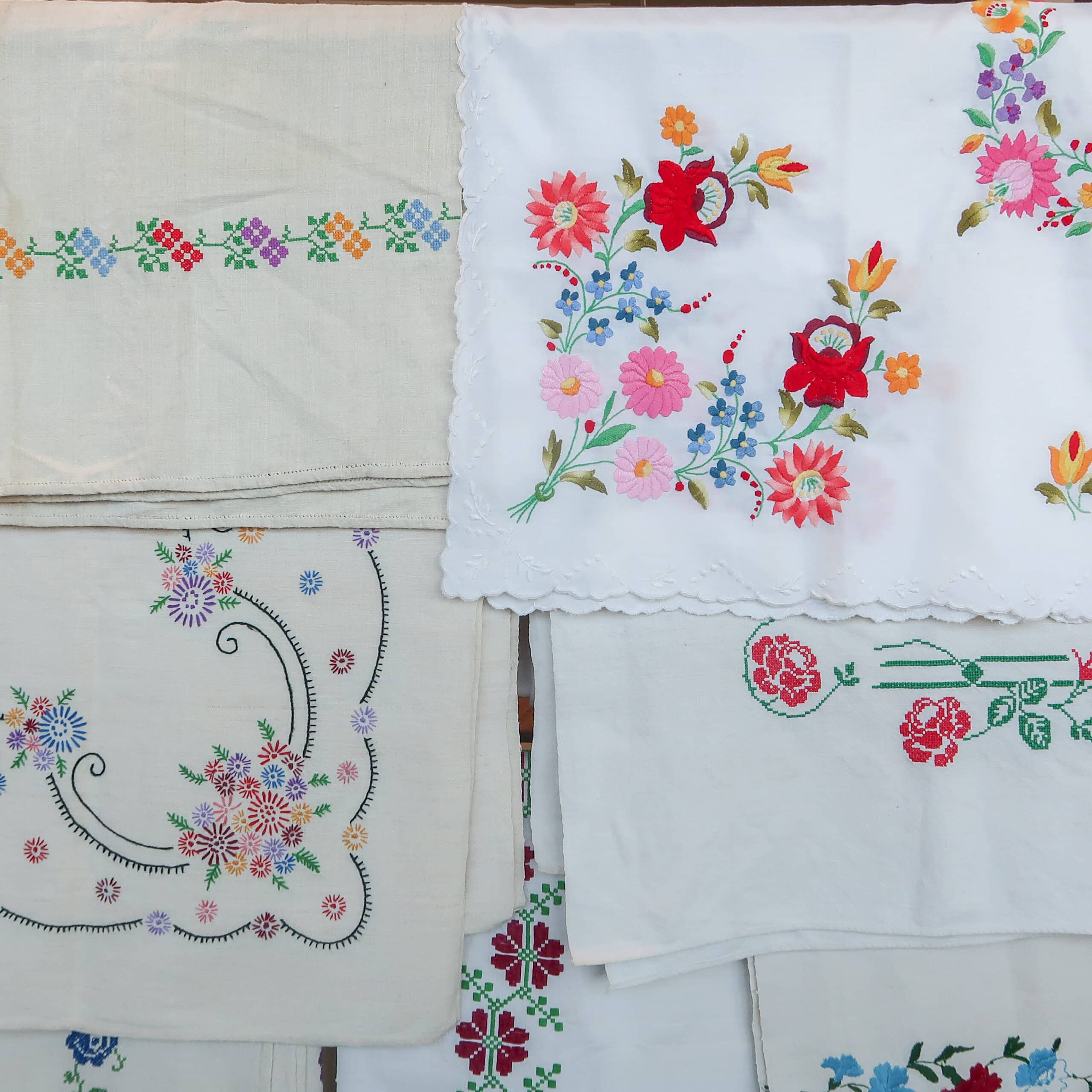 Diverse Hongaarse tafelkleden - handgemaakt - Afbeelding 4