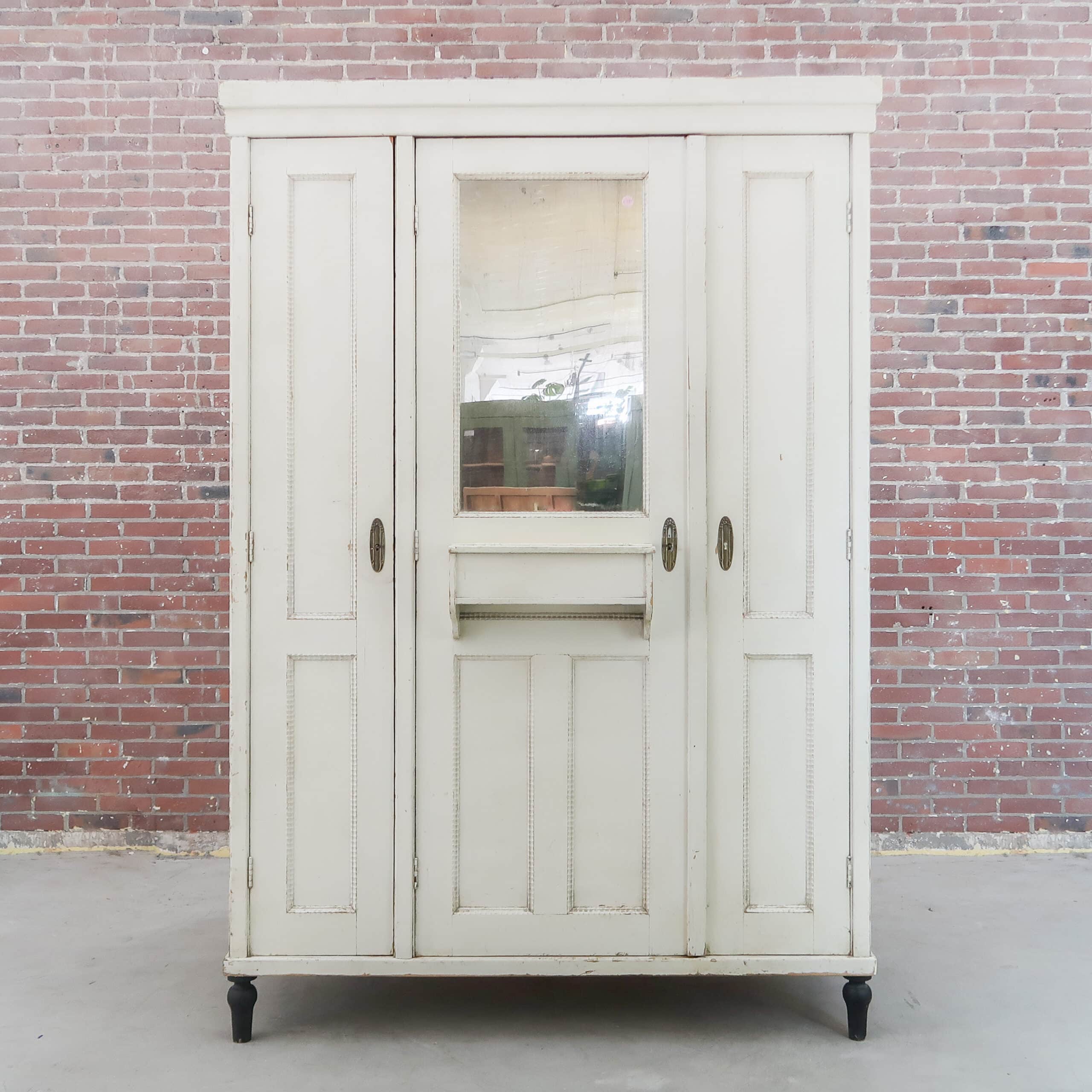 Driedeurs linnenkast