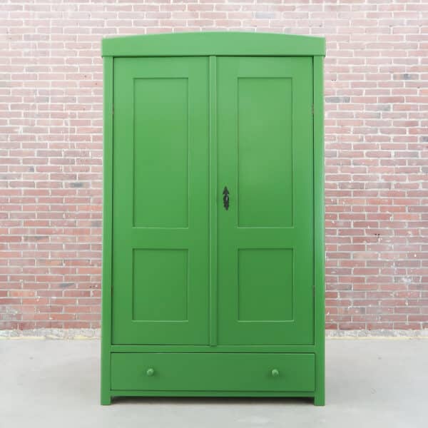 Brocante groene linnenkast