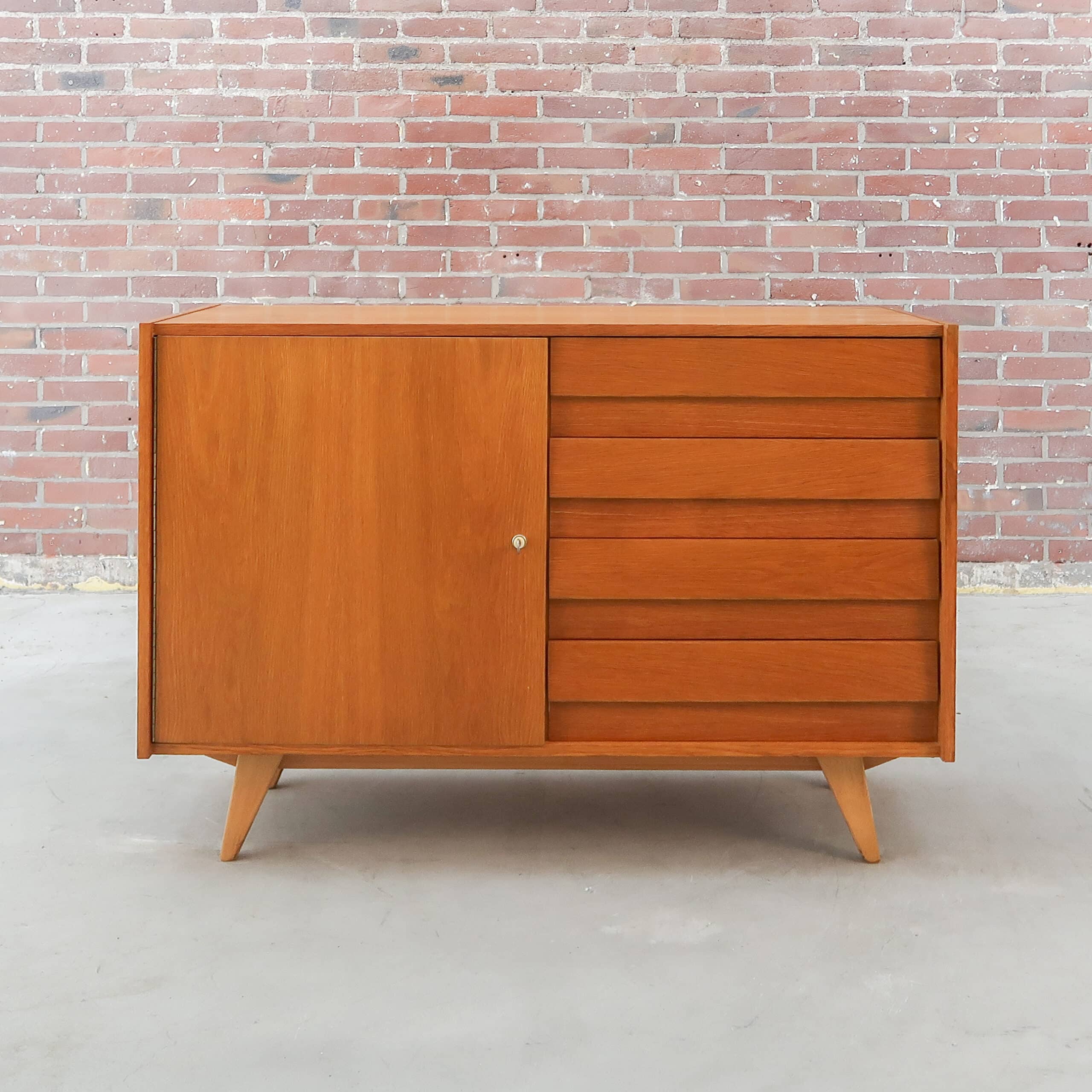 Mid-century dressoir van Jiří Jiroutek