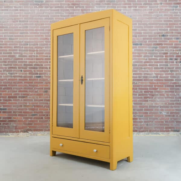 Brocante gele vitrinekast