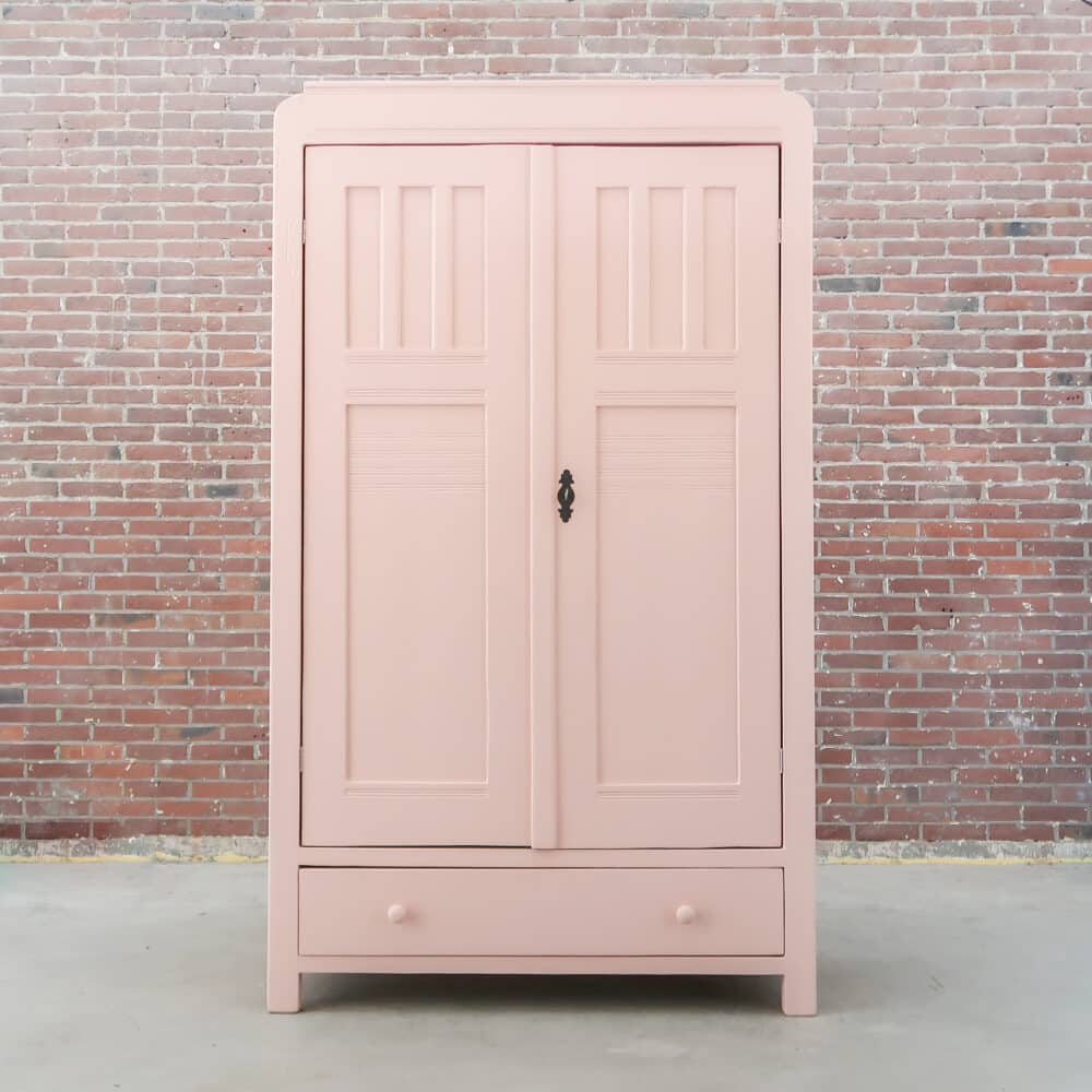 Zacht roze linnenkast