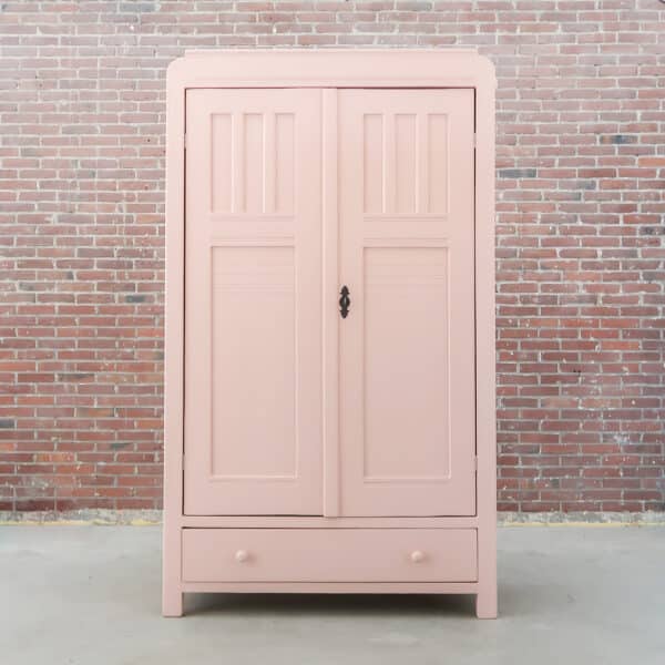 Zacht roze linnenkast