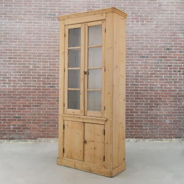 Grenen vitrinekast