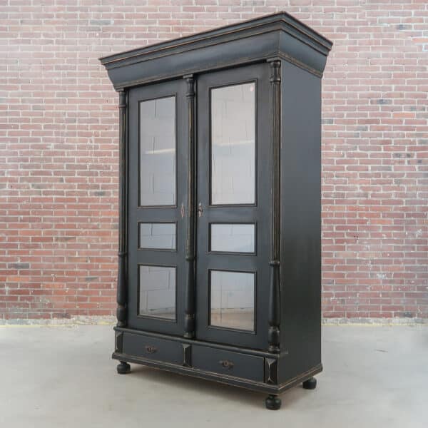 Zwarte vitrinekast