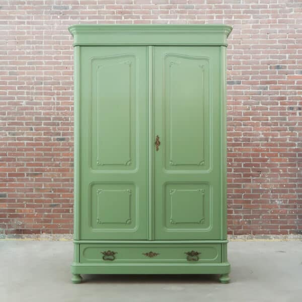 Brocante groene linnenkast