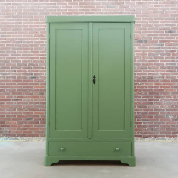 Brocante groene linnenkast