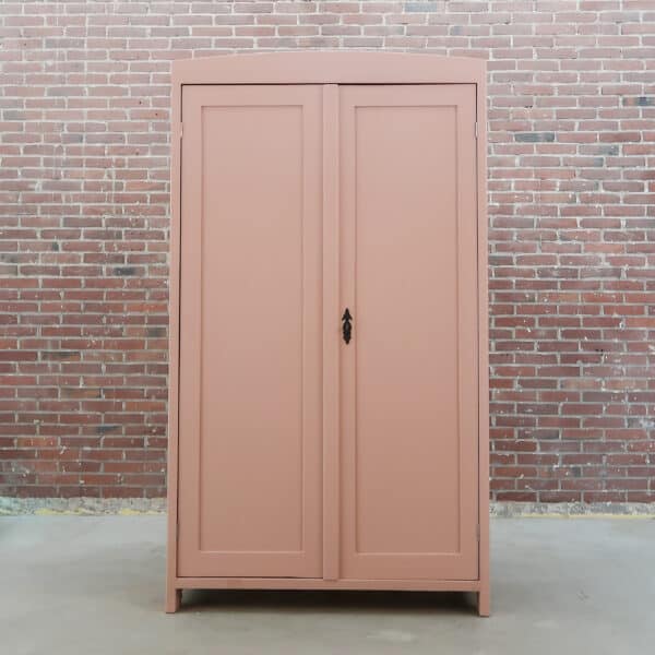 Zacht roze linnenkast