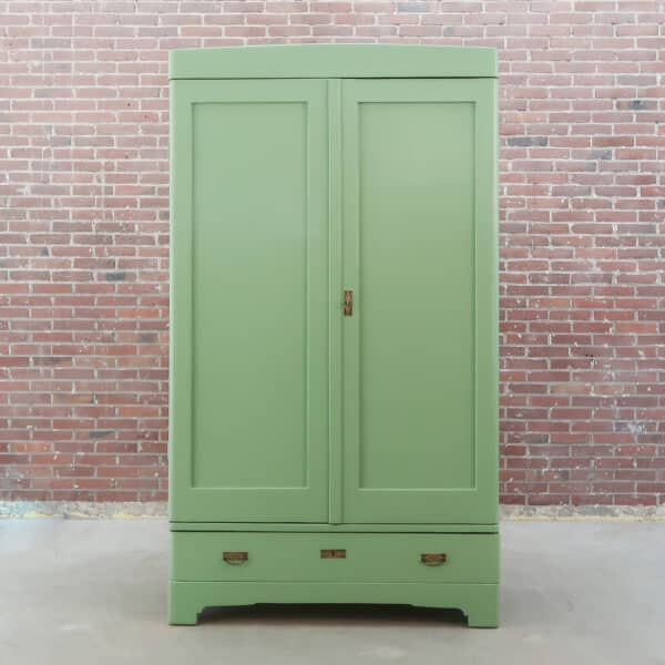 Brocante groene linnenkast