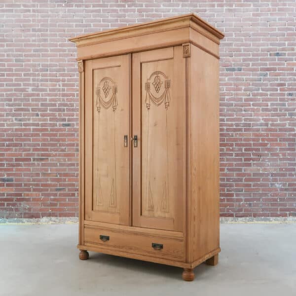 Grenen kledingkast