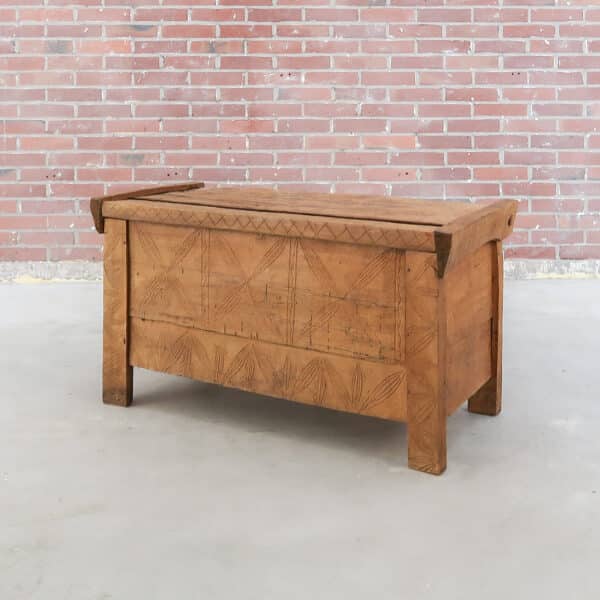 Antieke houten kist