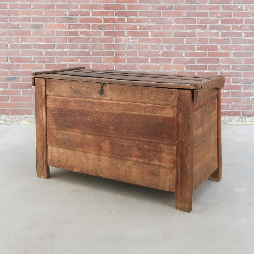 Antieke houten kist