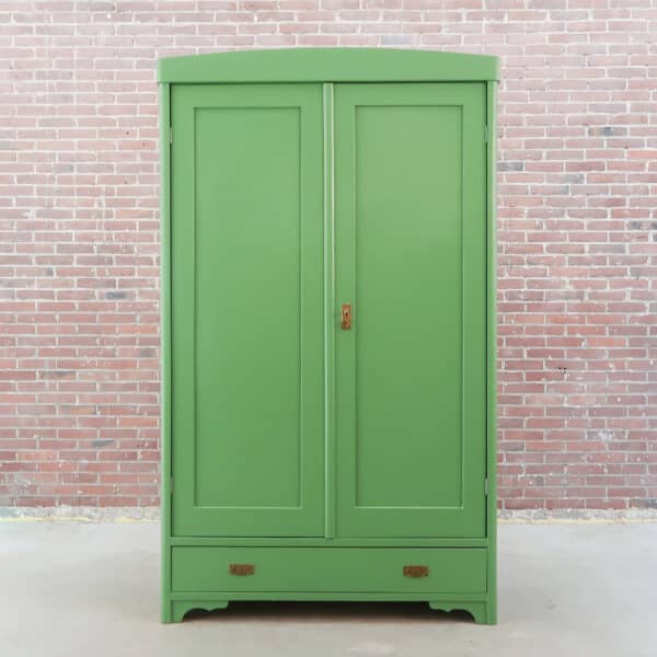 Brocante groene linnenkast