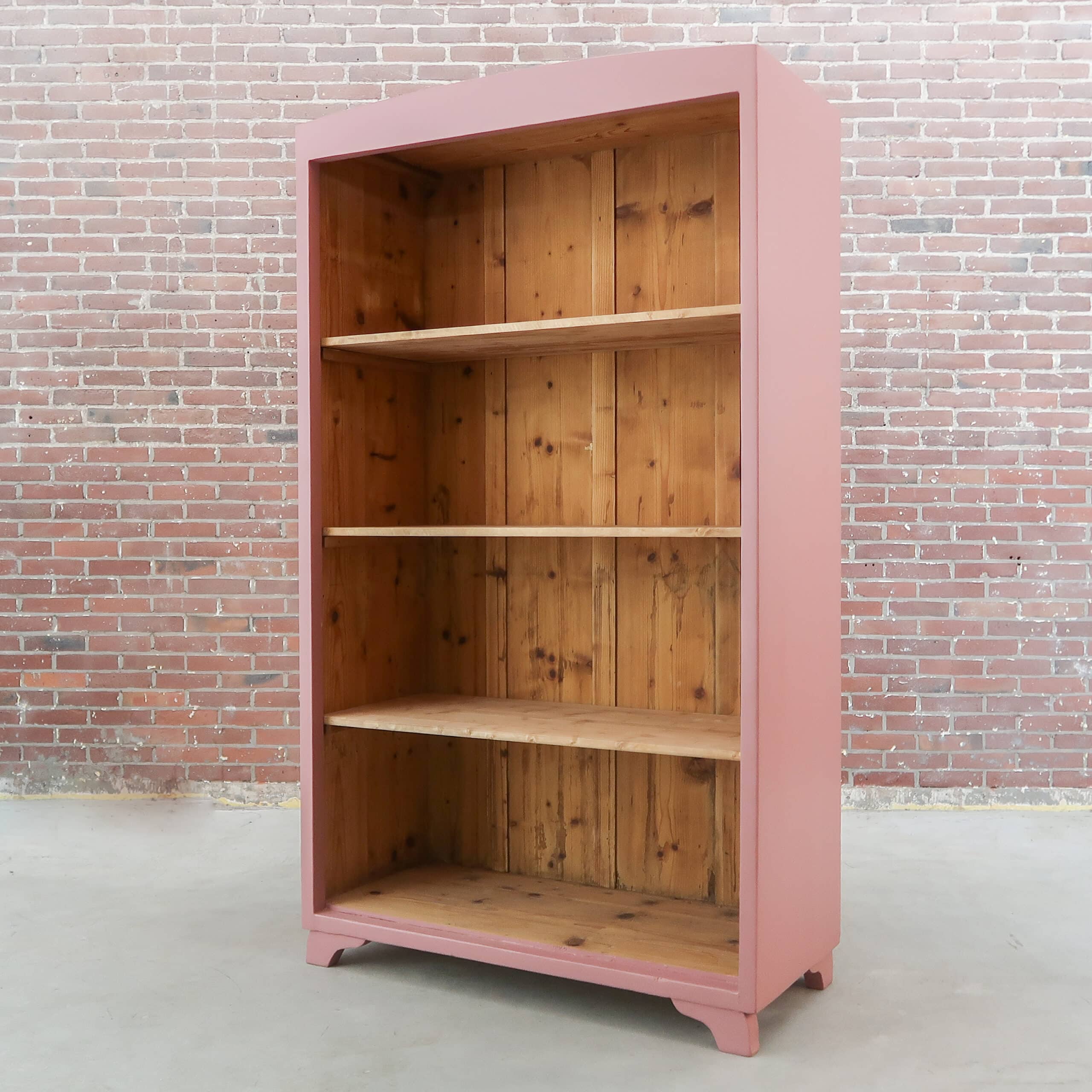 Roze open boekenkast