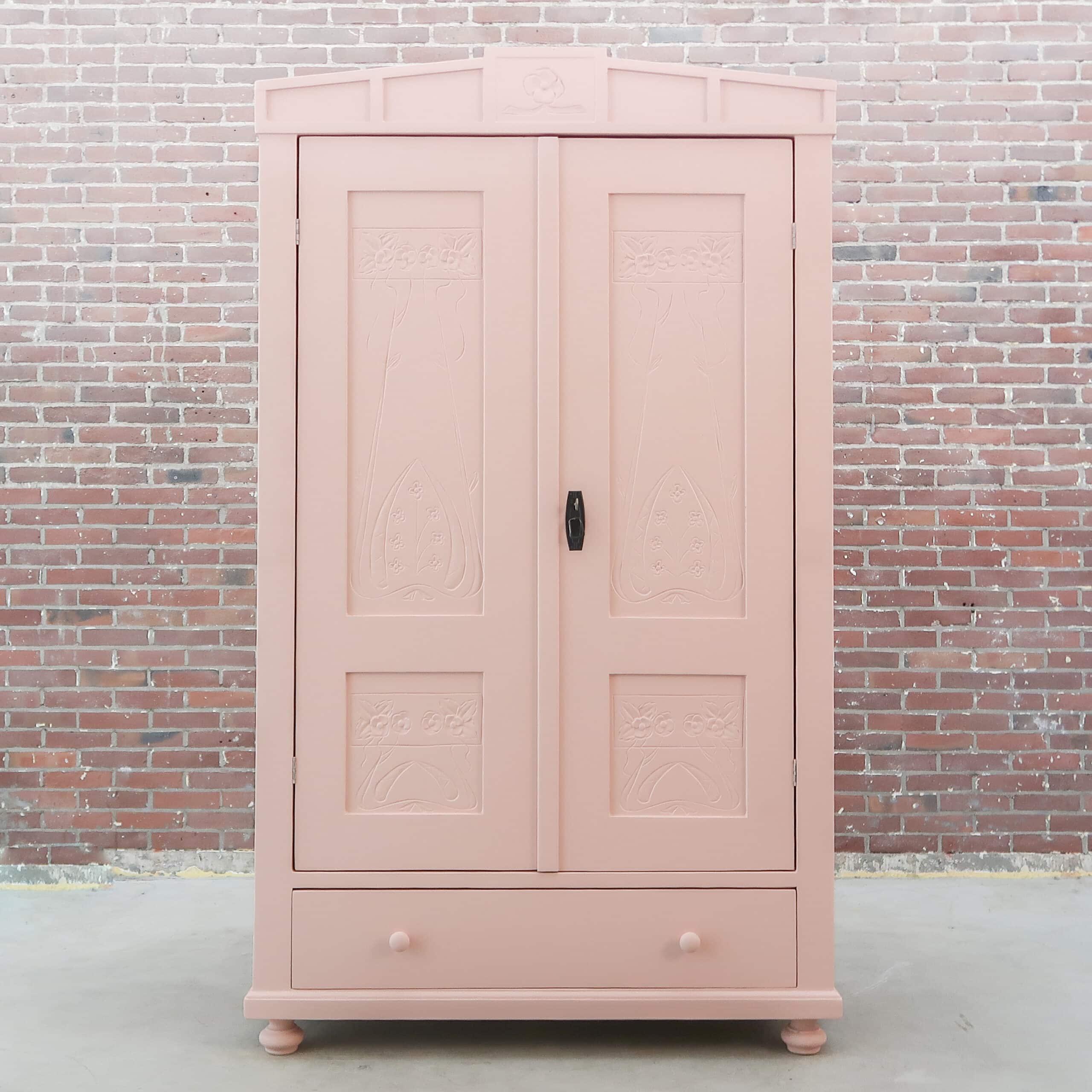 Zacht roze linnenkast met bloemenmotief