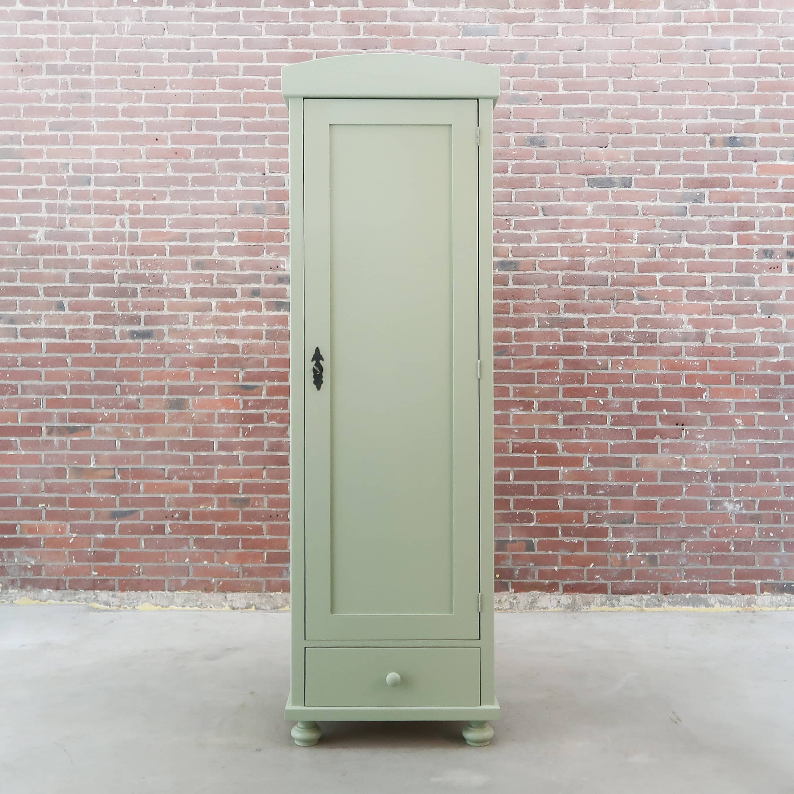 Groene eendeurs linnenkast