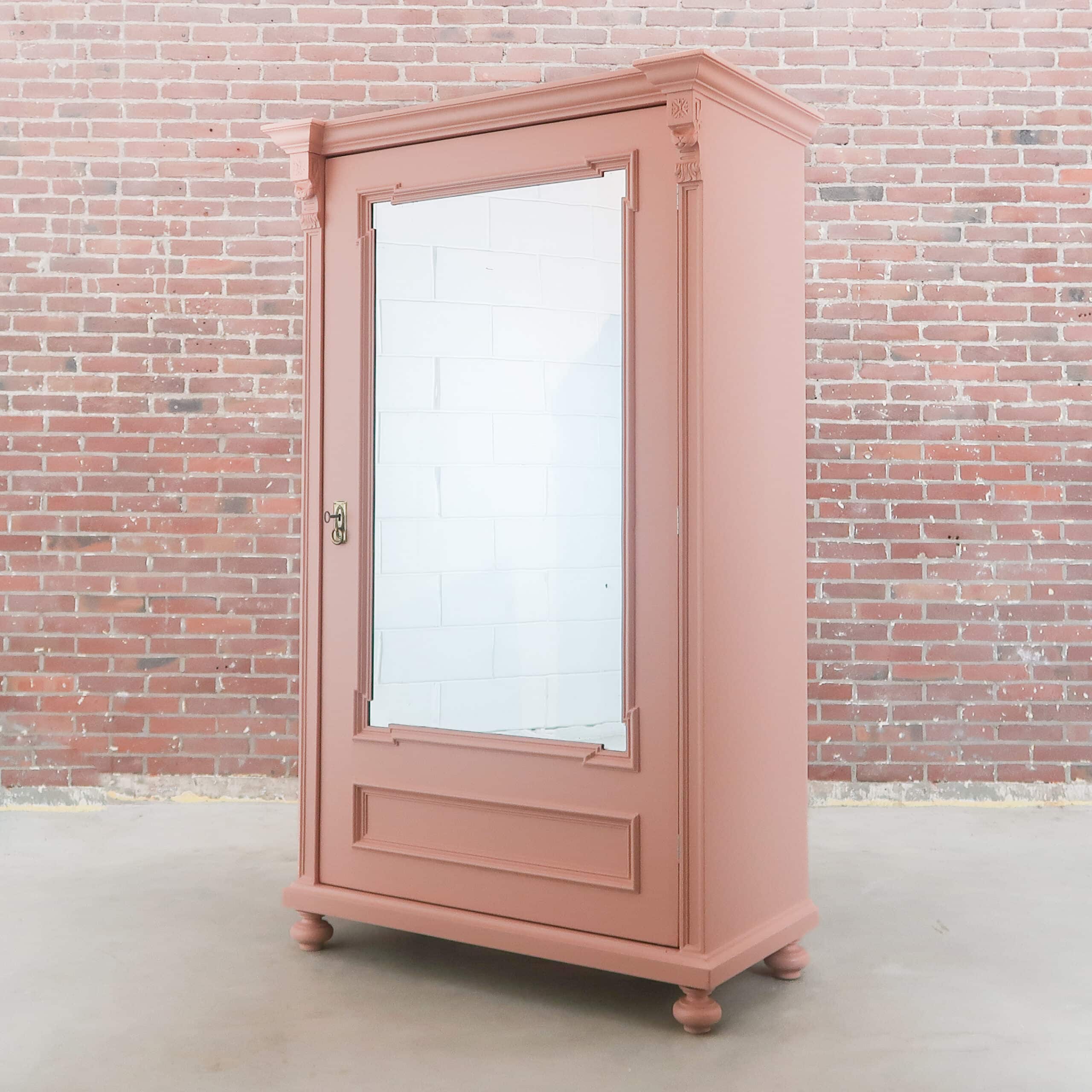 Roze eendeurs spiegelkast