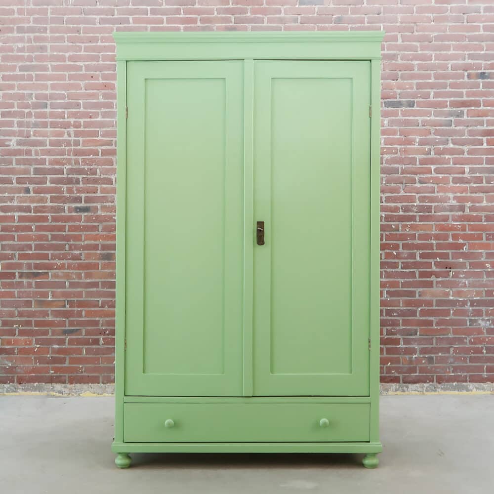 Brocante groene linnenkast