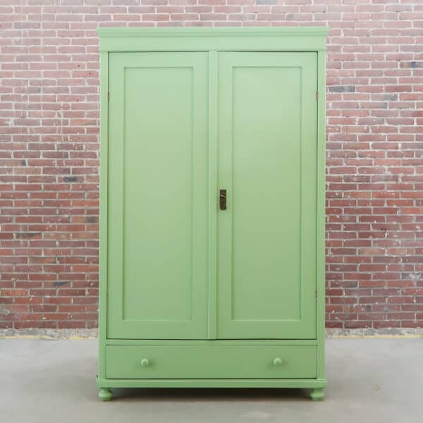 Brocante groene linnenkast