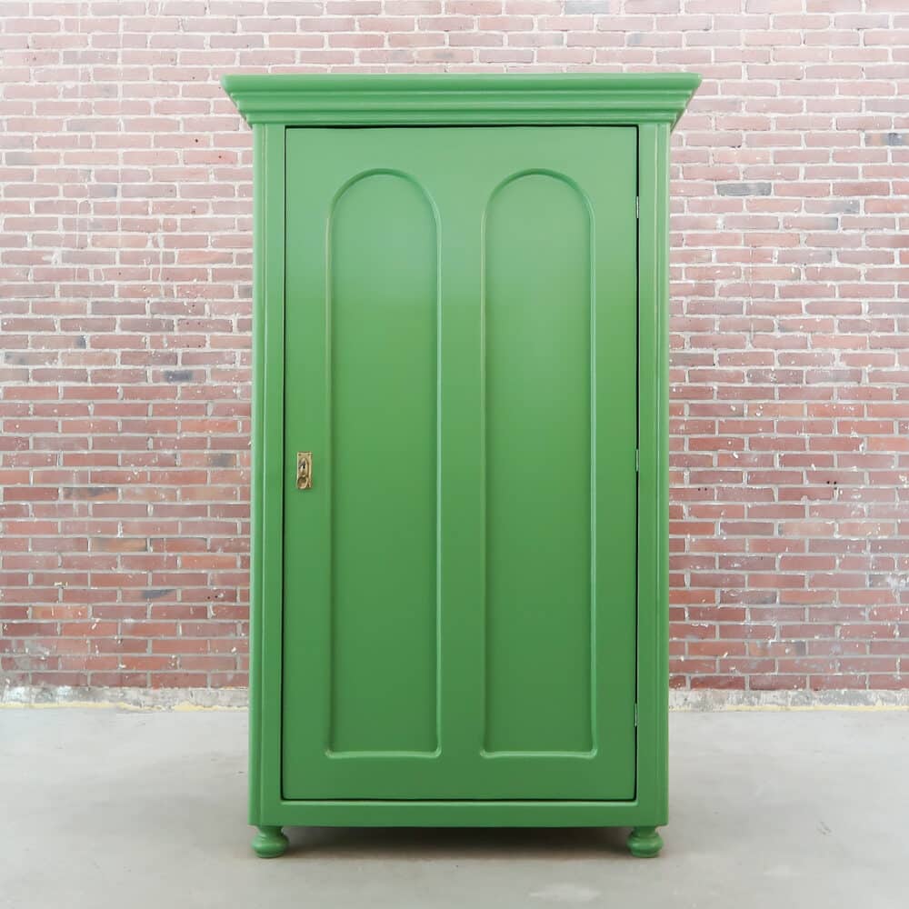 Groene eendeurs linnenkast