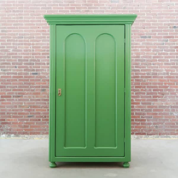 Groene eendeurs linnenkast