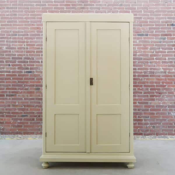 Brocante crème linnenkast