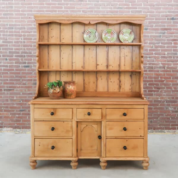 Grote grenen buffetkast
