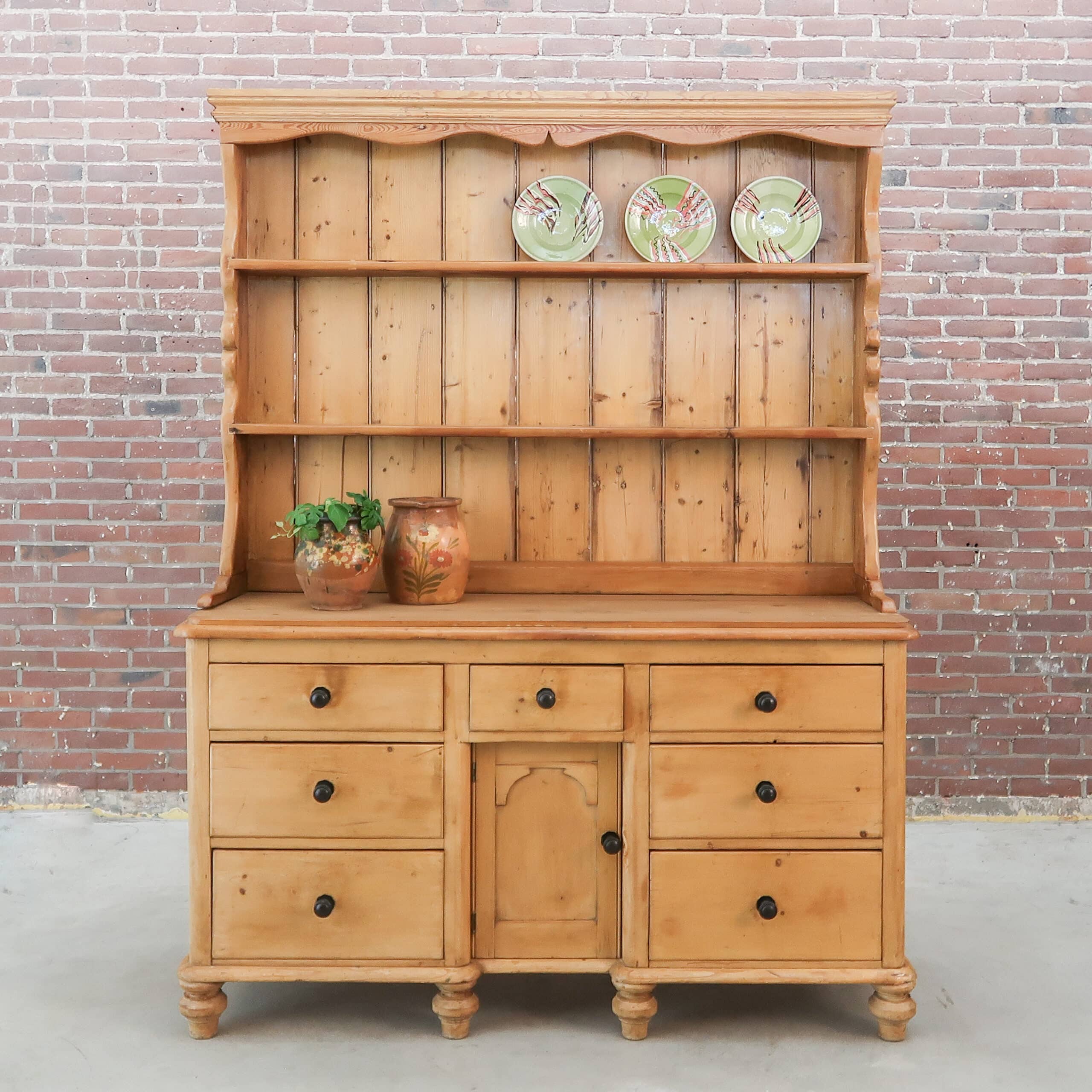 Grote grenen buffetkast