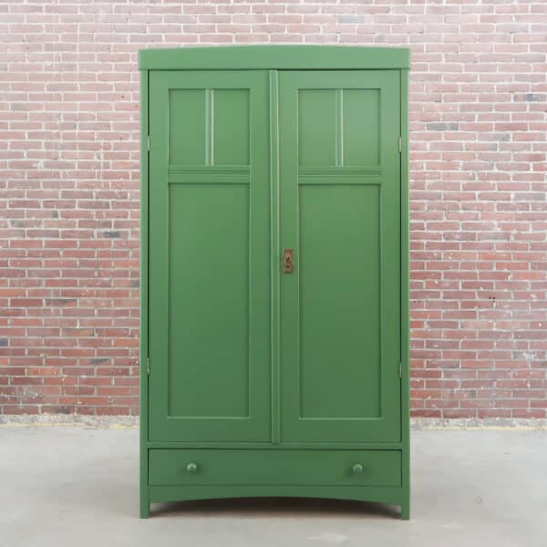 Brocante groene linnenkast
