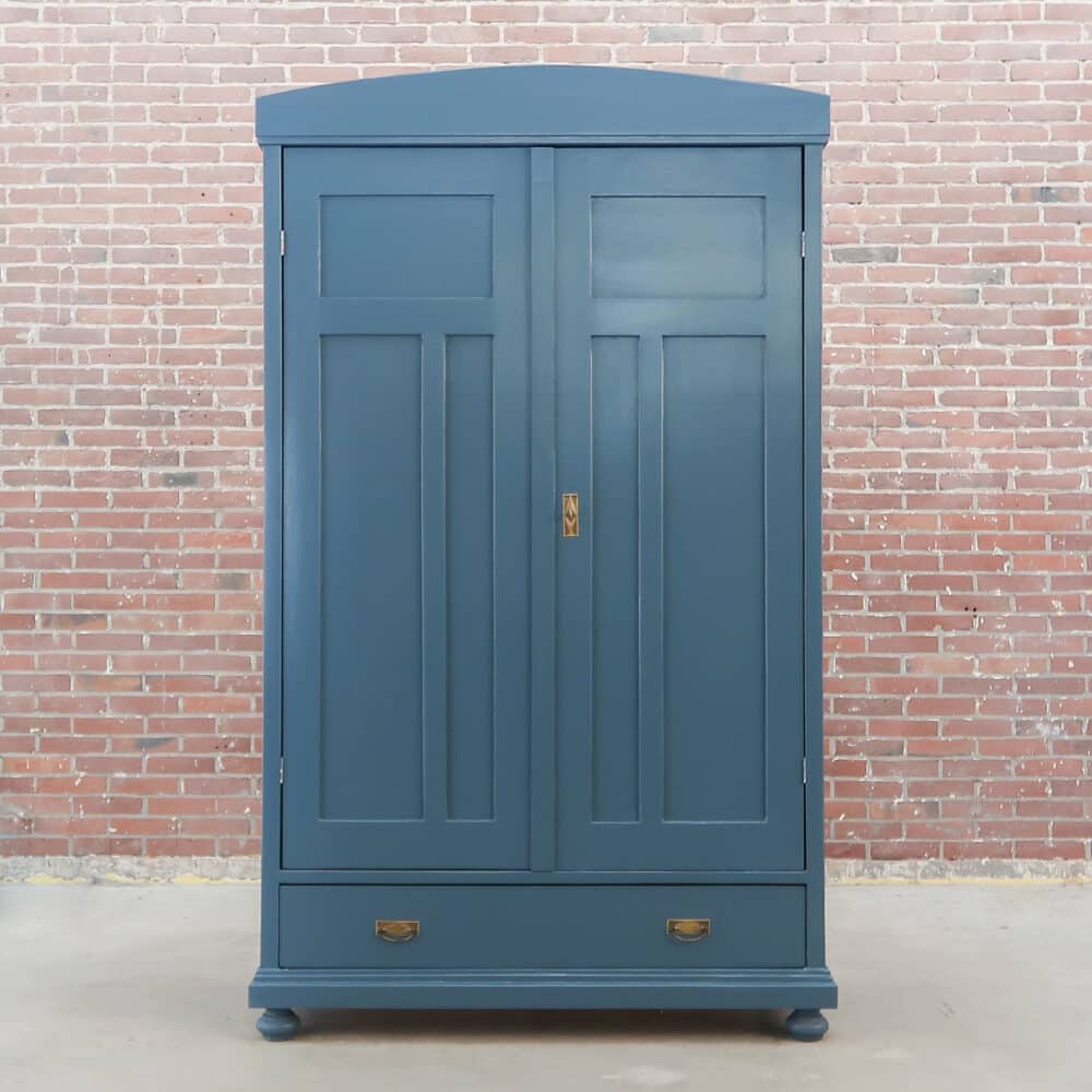 Blauwe linnenkast