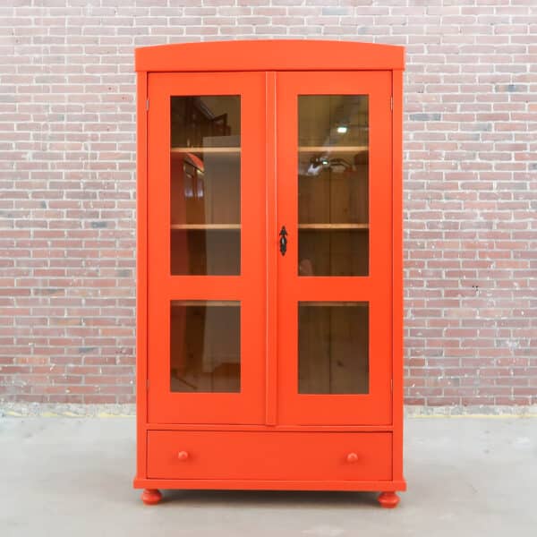 Terra oranje vitrinekast