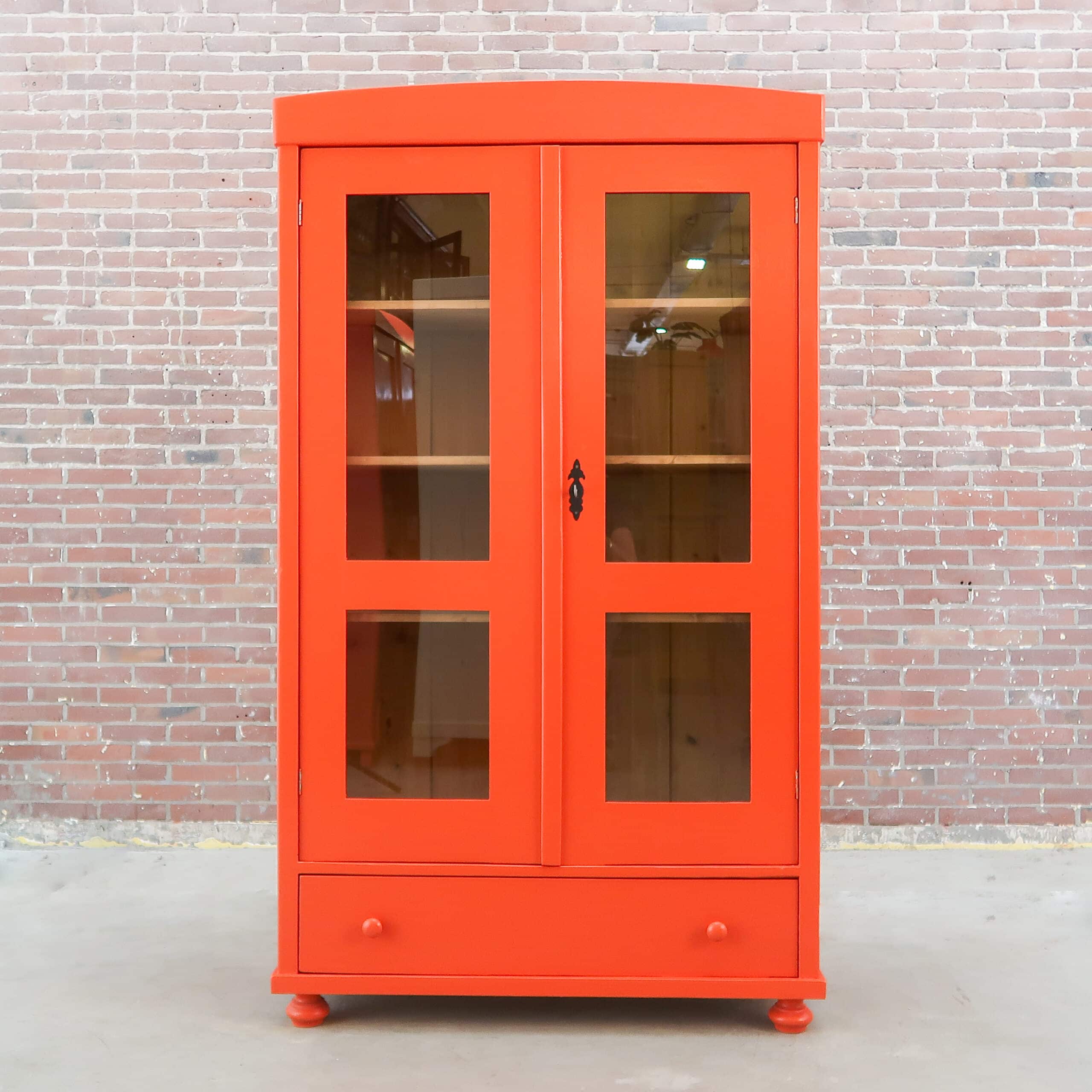 Terra oranje vitrinekast