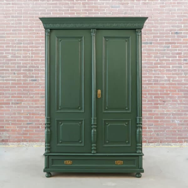 Brocante groene linnenkast