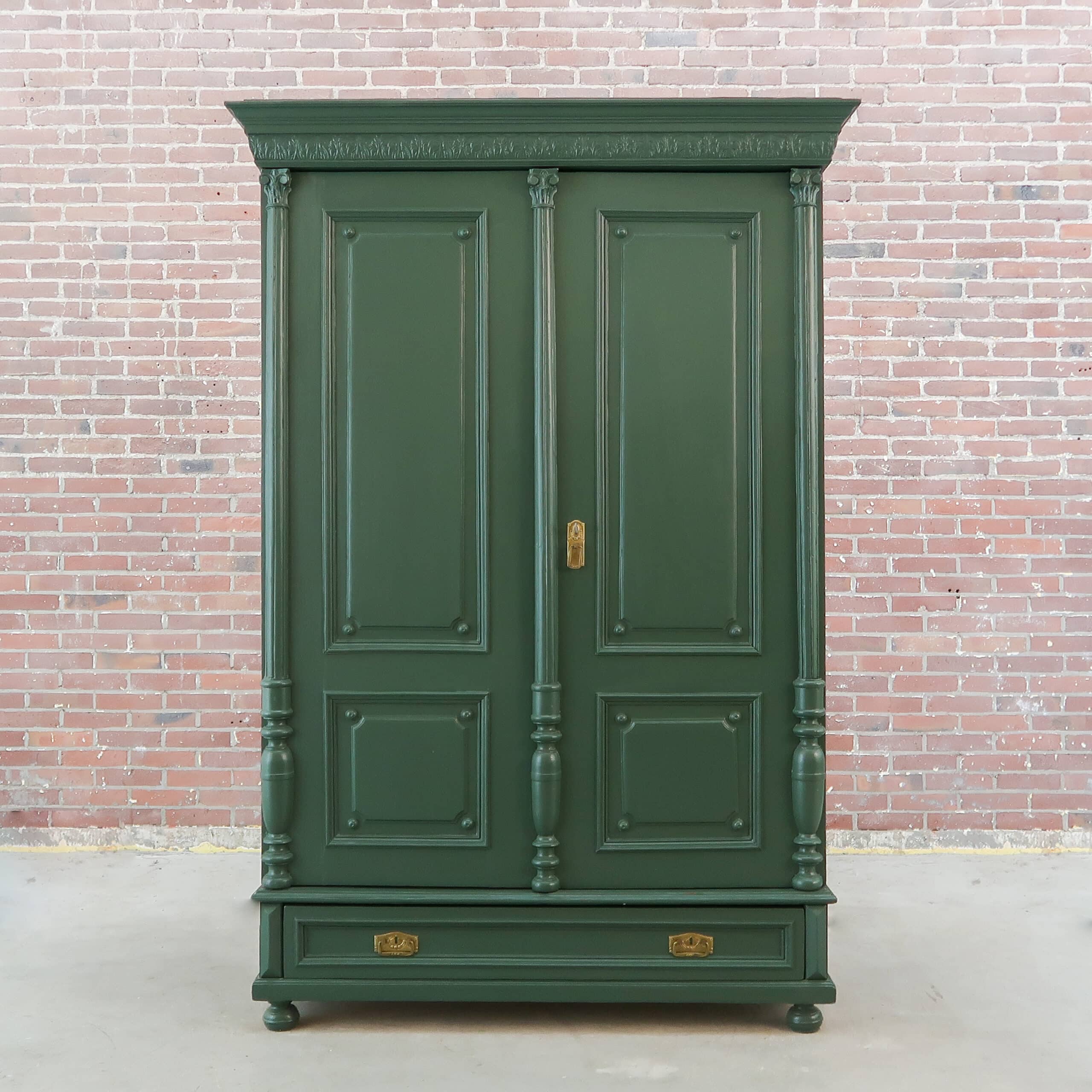 Brocante groene linnenkast