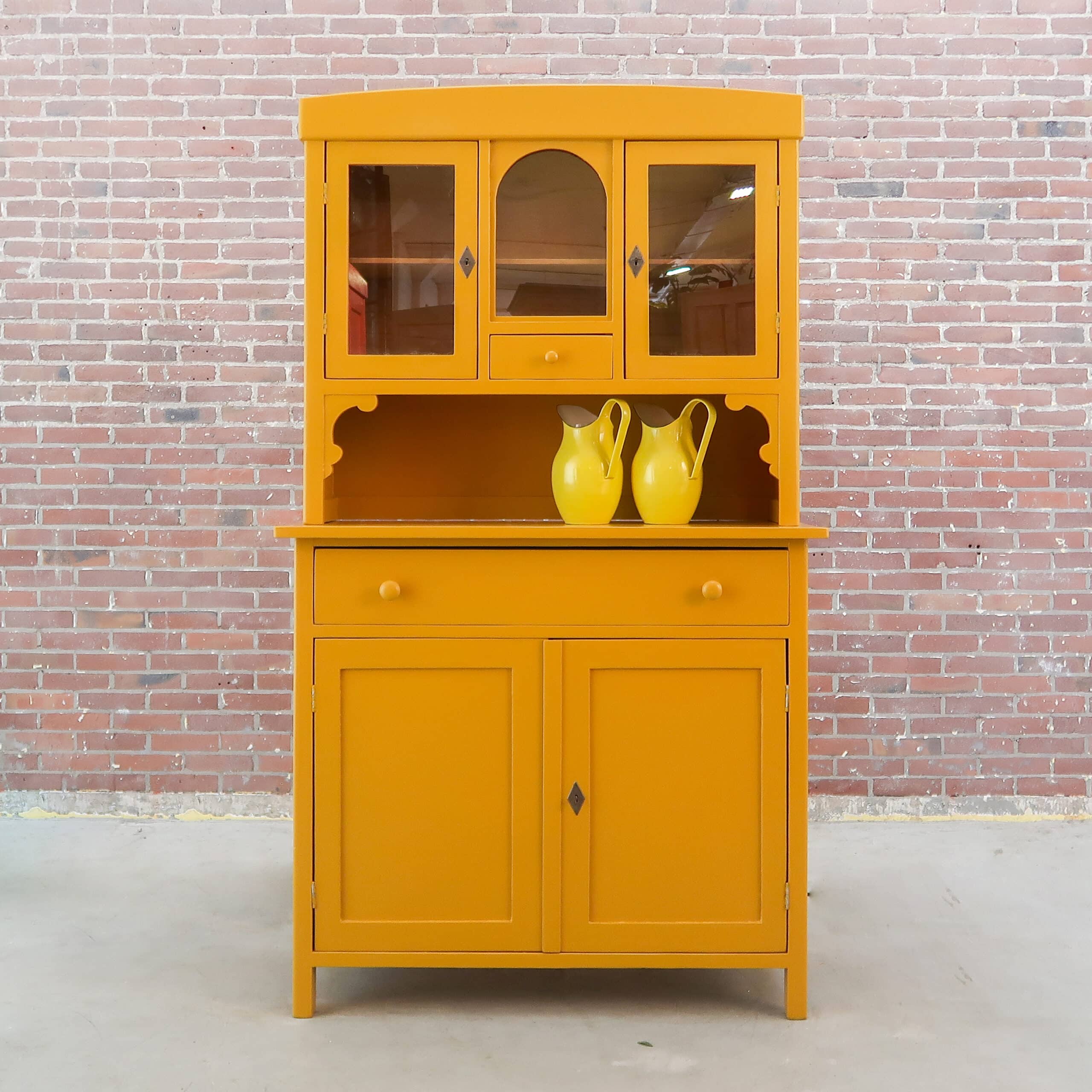 Brocante gele buffetkast