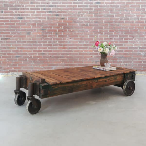 Grote industriële salontafel