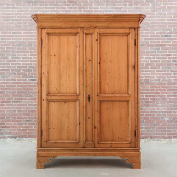 Grenen linnenkast