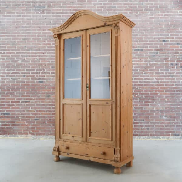 Grenen vitrinekast
