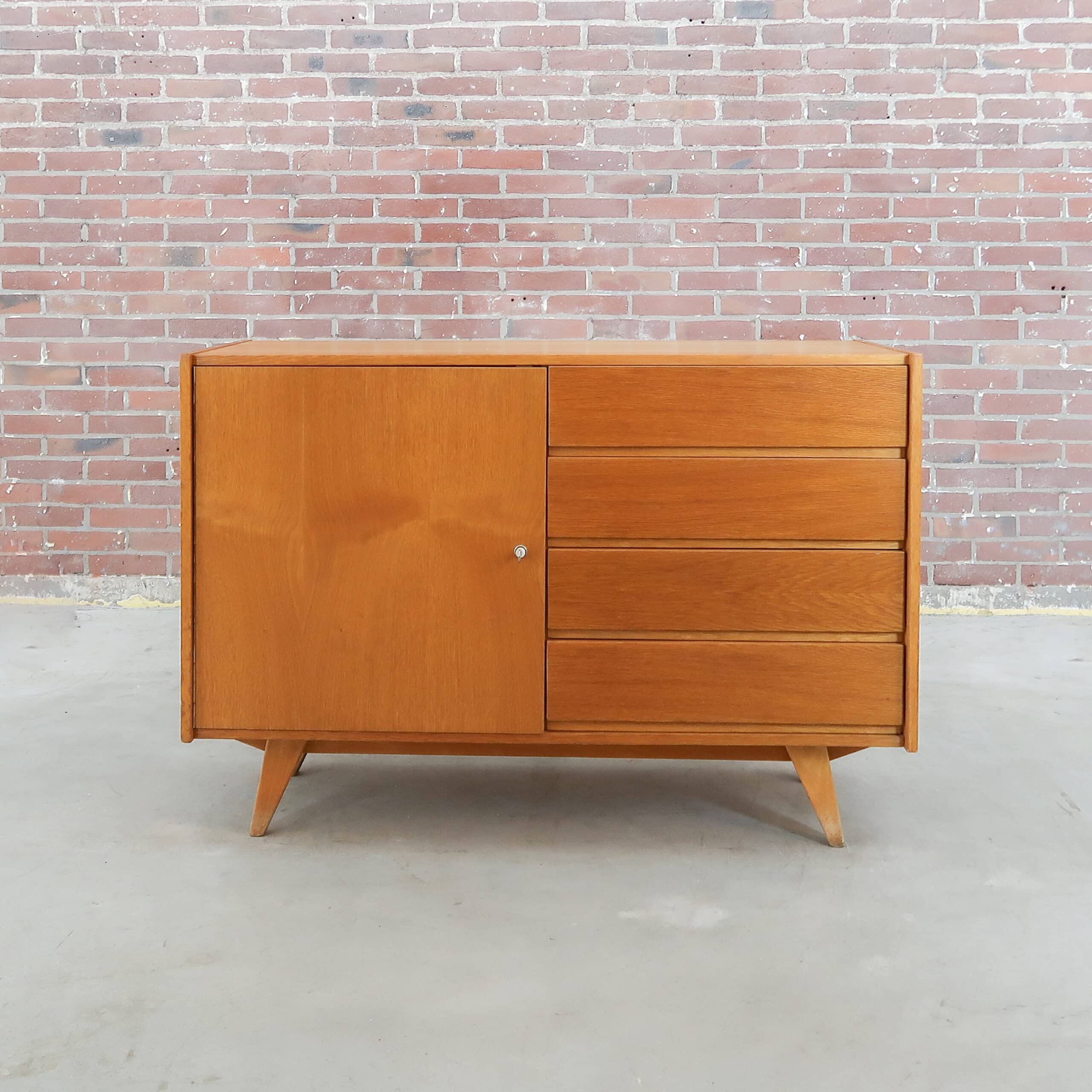 Mid-century dressoir van Jiří Jiroutek