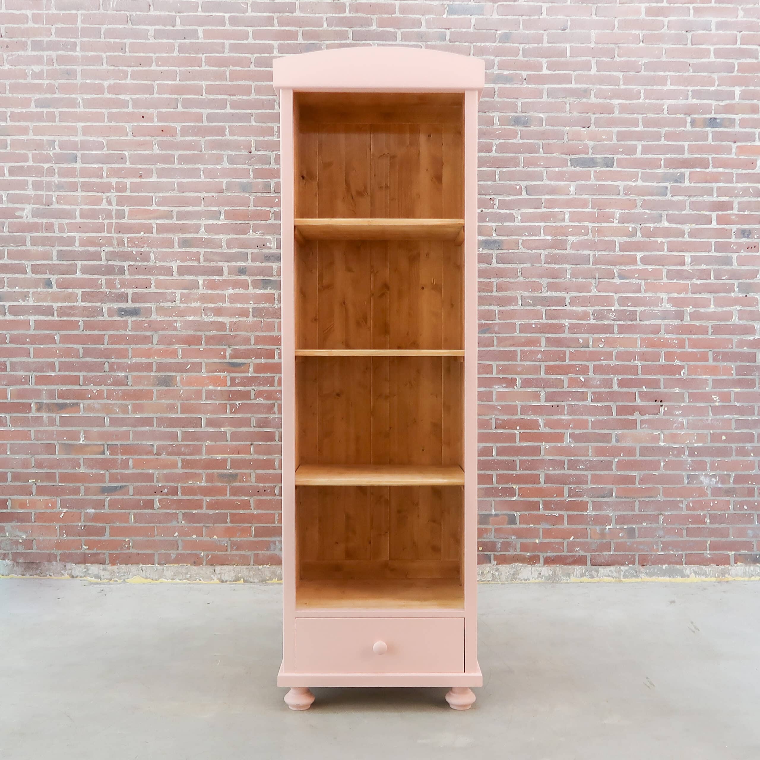 Roze open boekenkast