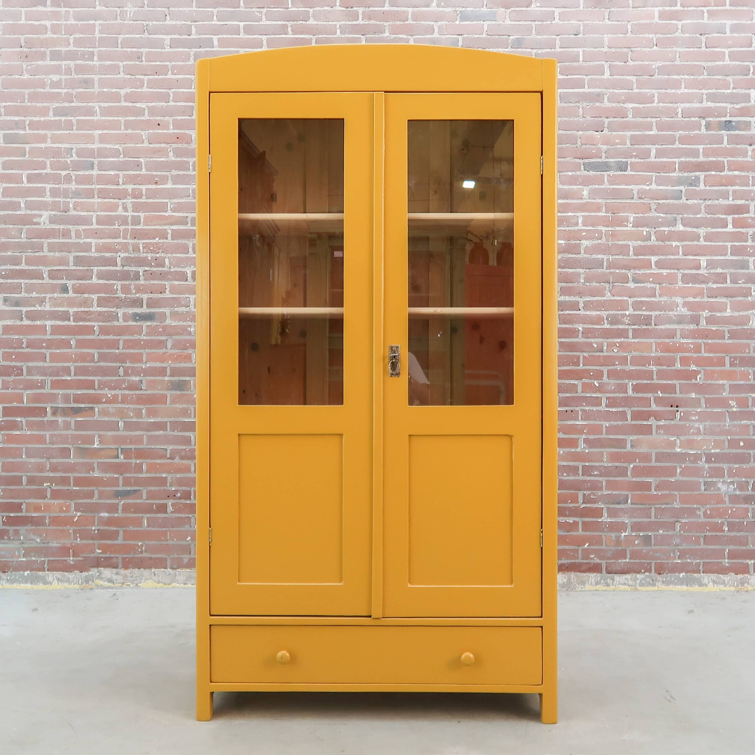 Brocante gele vitrinekast