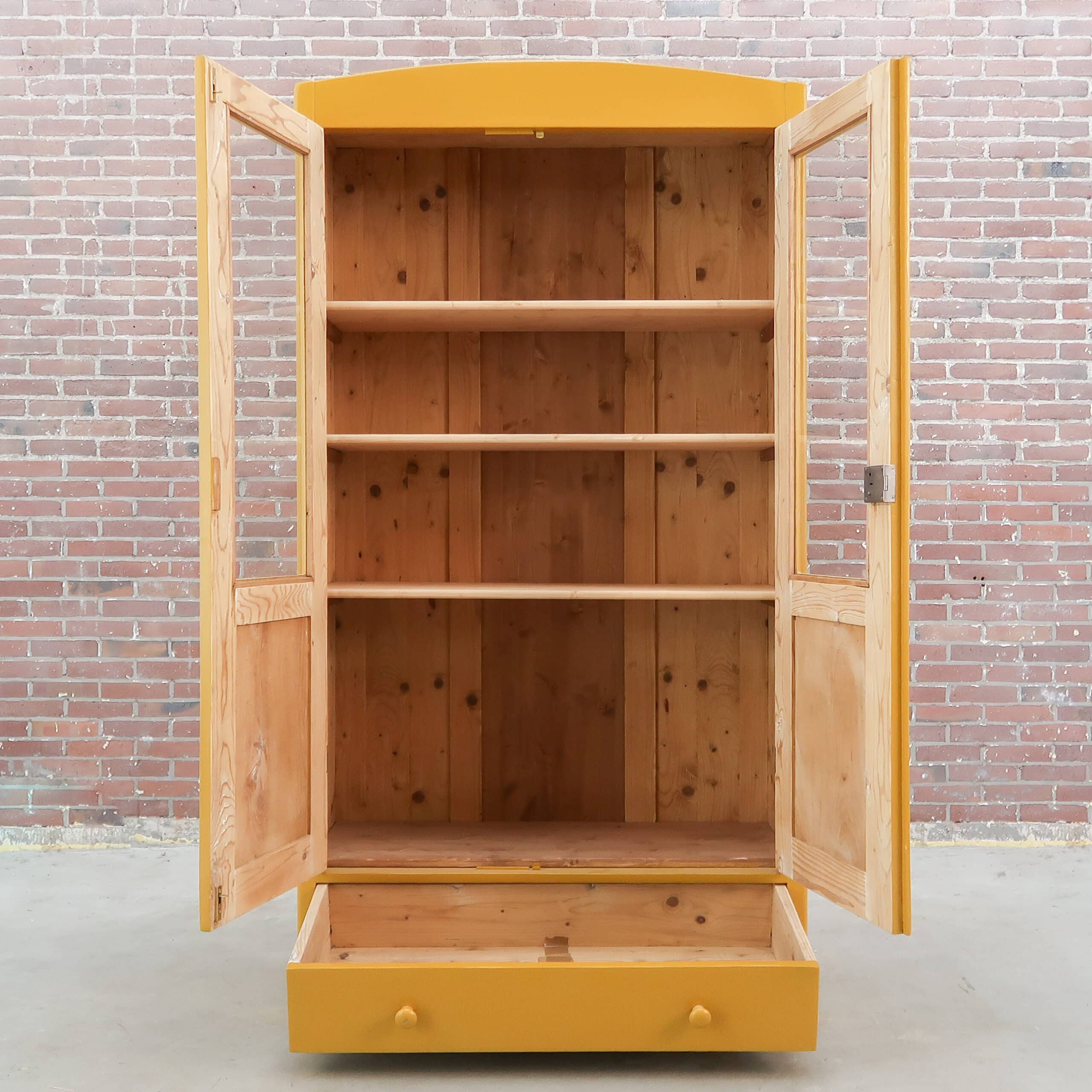 Brocante gele vitrinekast - Afbeelding 2