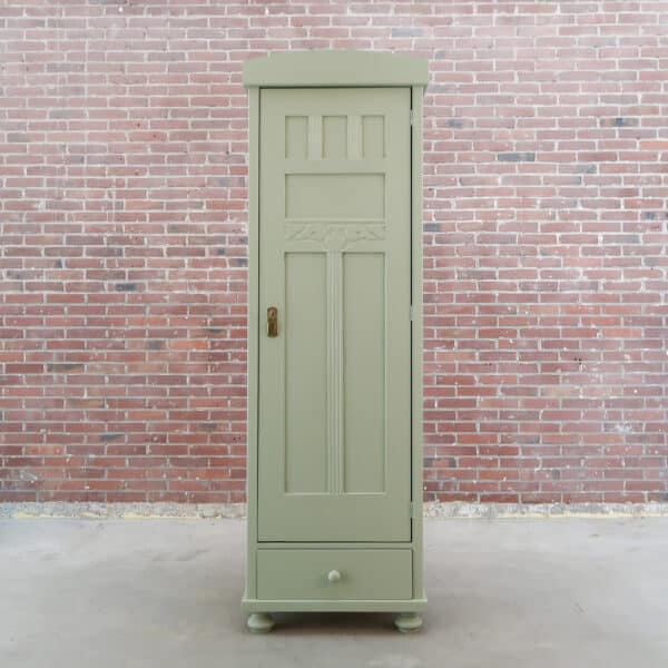 Groene eendeurs linnenkast
