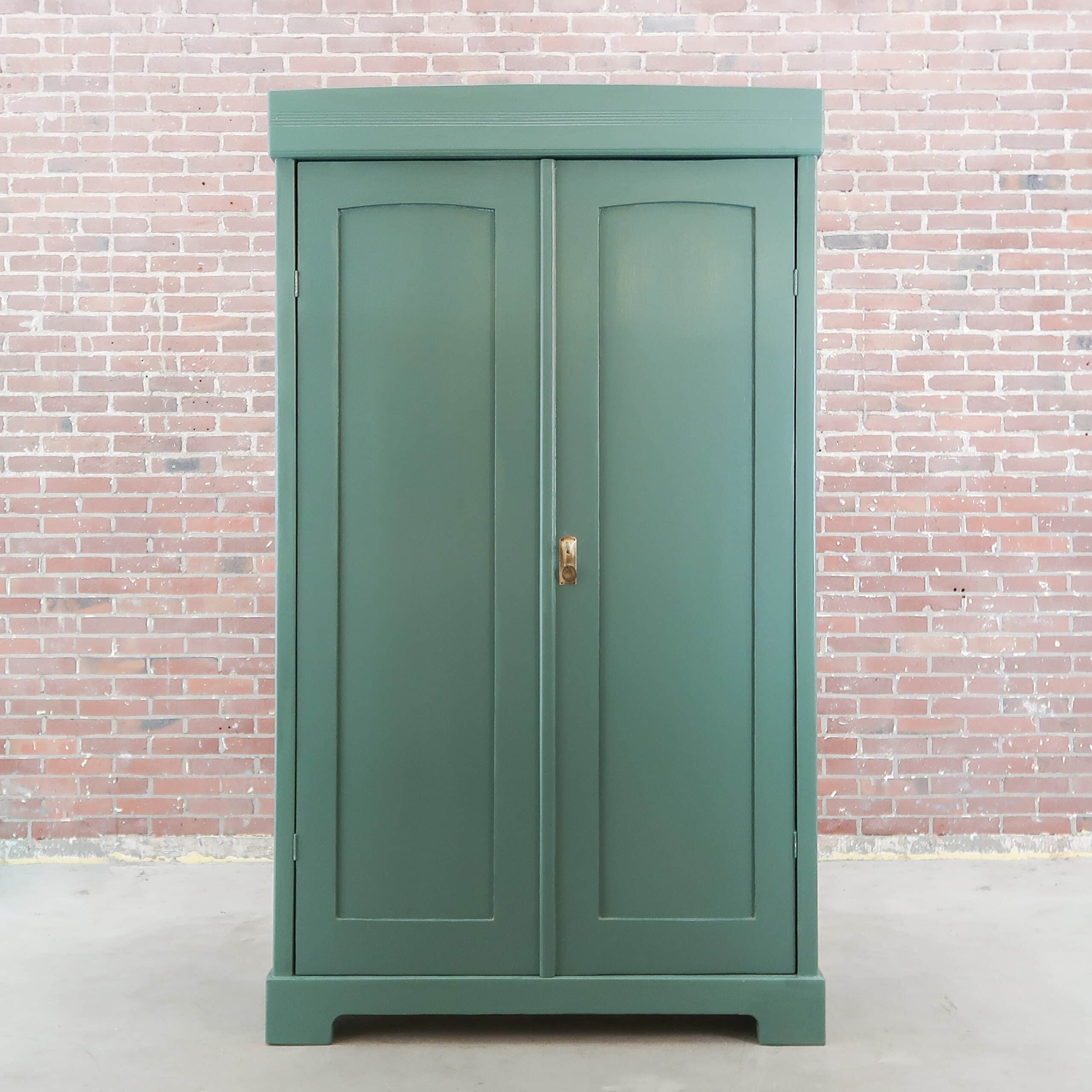 Brocante groene linnenkast