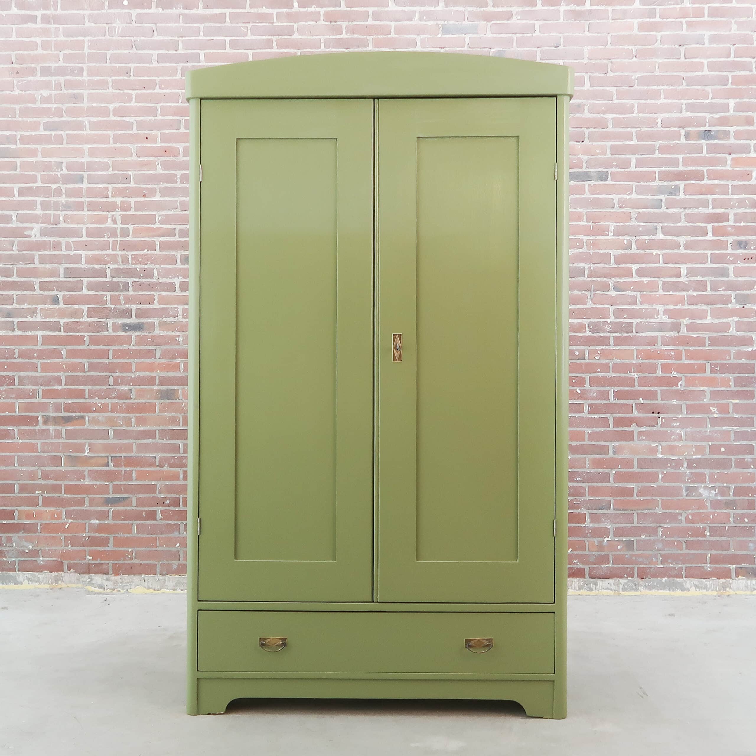 Brocante groene linnenkast