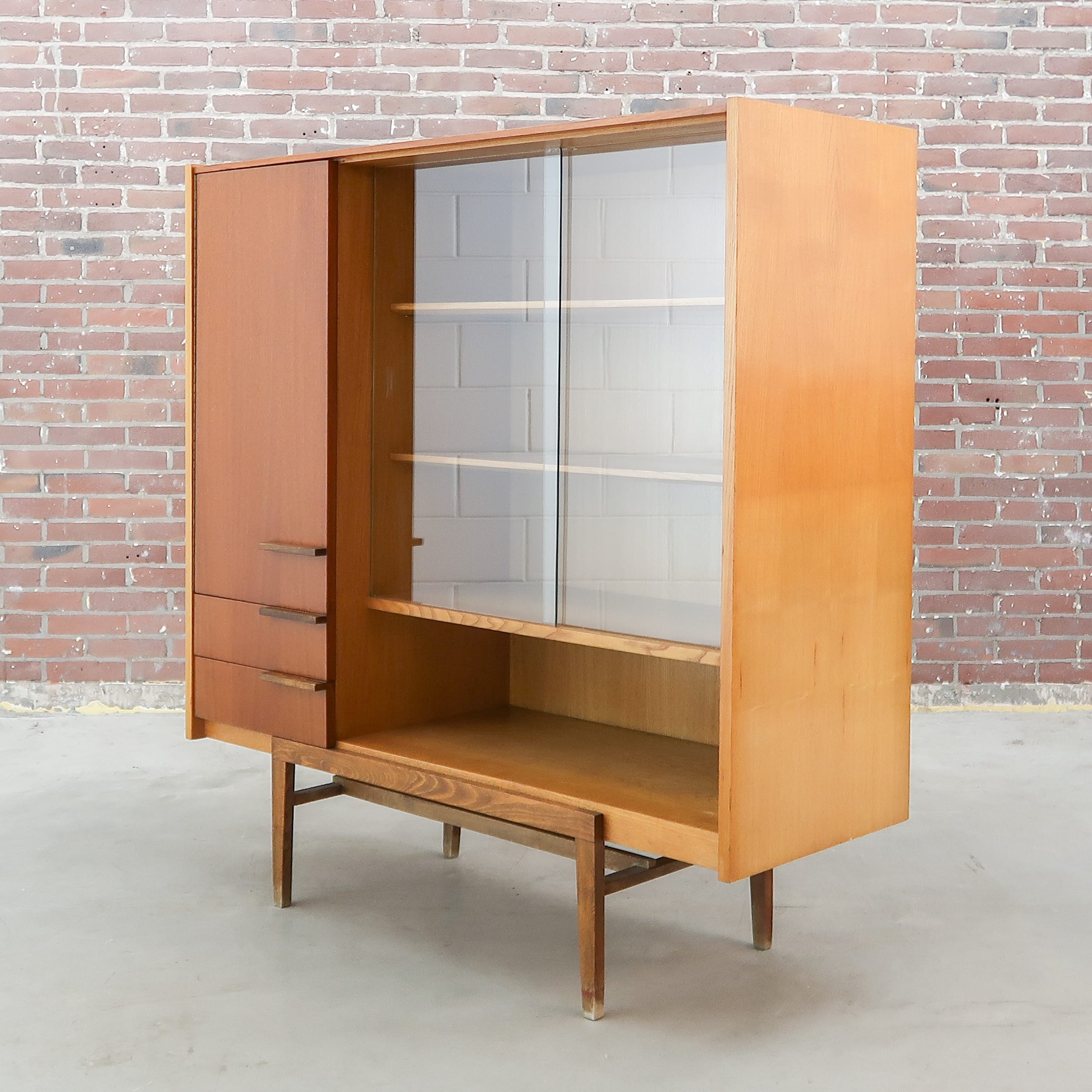 Vintage vitrinekast - UP Závody