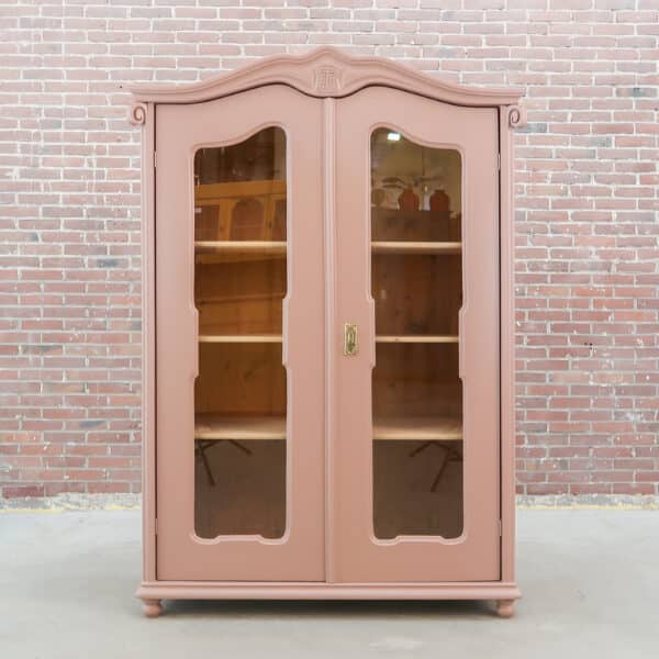 Zacht roze vitrinekast