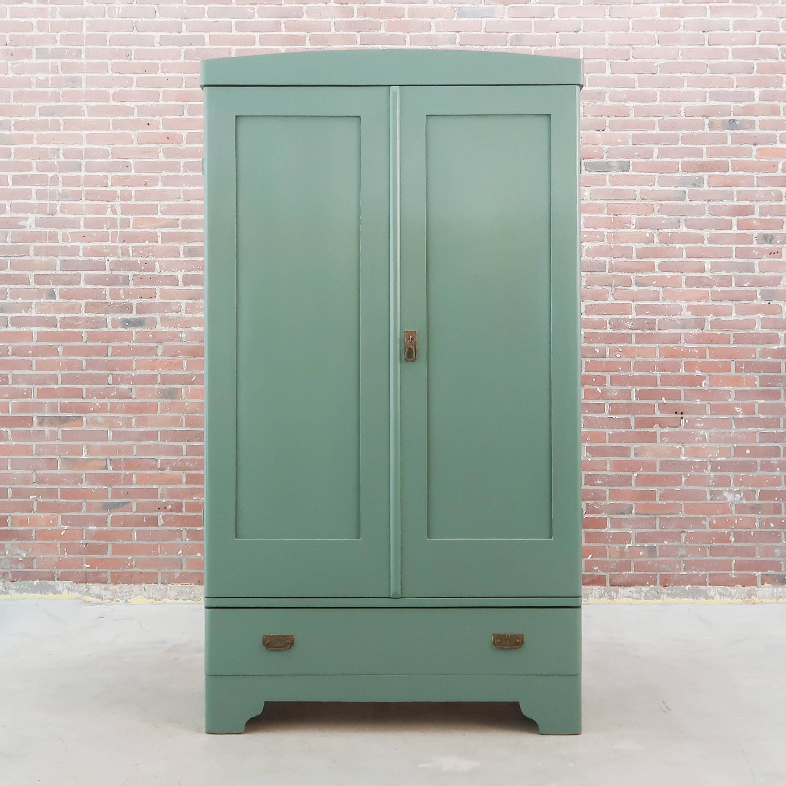 Brocante groene linnenkast